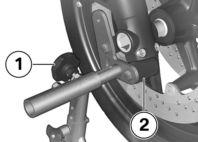 Rikta in framhjulsstödet rakt mot framhjulet och skjut in det mot framaxeln. 8 89 Ställ in kedjans nedhängning ( 81).