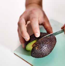 Dela avokadon på längden med Peta ut kärnan med en liten 1 2 3 en vass kniv ända in mot kärnan. sked eller med fingrarna.