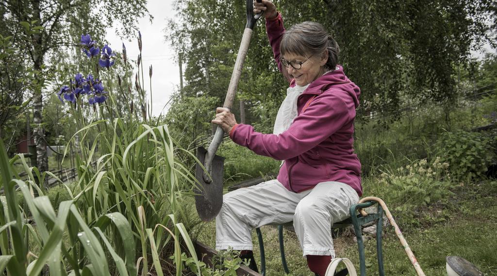 En helhetssyn på människan leder oss till målsättningen att även fritidshjälpmedel, såsom en pall för trädgårdsarbete, måste ingå i hjälpmedelsförsörjningen. Foto: Malin Hoelstad.
