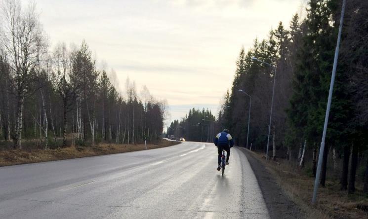 Bild 49 Cyklist längs vägen genom Brunflo Trafiken genom centrum skapar till viss del ökad handel och gynnar företagen. Mestadels är det de boende i Brunflo som gynnar handeln i Brunflo centrum.