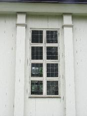 På södra sidan, i höjd med koret, ersätts långhusets fönstertyp med ett runt fönster, lik tornets modell. I korets gavel finns ett korsformat fönster som motsvarar tornets korsfönster.