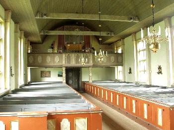 Interiörer Interiören gjordes enkel och rätlinjig, stilren och med sparsam utsmyckning. Kyrkorummet domineras av ljus färgsättning och det luftiga intrycket förstärks av de stora fönstersystemen.