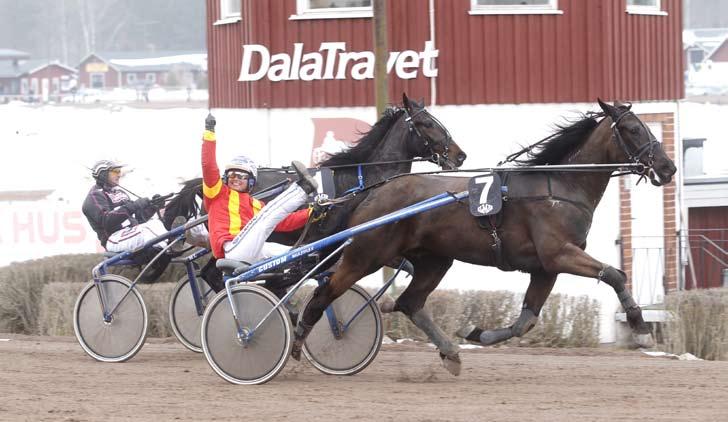 100326 Succéstart för Predator Lavec Snacka om succéstart! Starten för Stall Rix-FM Dalarna blev bästa tänkbara när Predator Lavec vann sin debut tillsammans med Kajsa Frick.