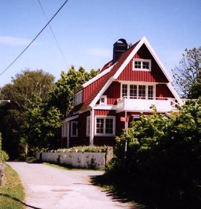 ... eller en byggnad av mer reslig karaktär där havsutsikten ger ett extra plus till översta våningen. Delar av tomtmarken har undantagits från byggrätt.