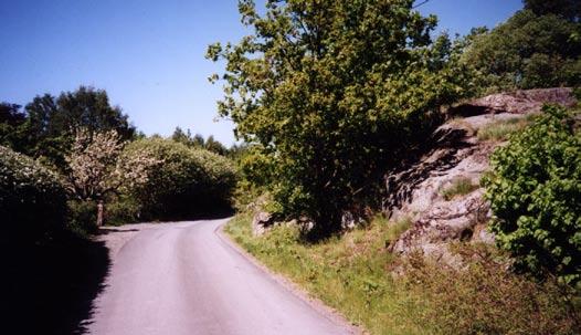 Vägarna slingrar sig förbi lummiga trädgårdar och längs bergspartiernas fot. På sina ställen kommer berghällarna ända ner till vägarna.