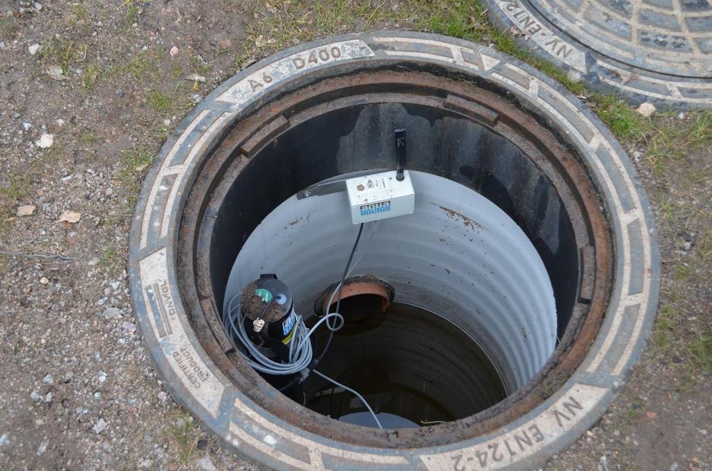 Figur 23. Flödesmätare från AquaDuctus på Bergavik IP (Johansson, 2019). Mikroplastmätningar på Kviberg 5 Brunnen med dräneringsvattnet öppnades upp och en hink med ett lock sänktes ner i vattnet.