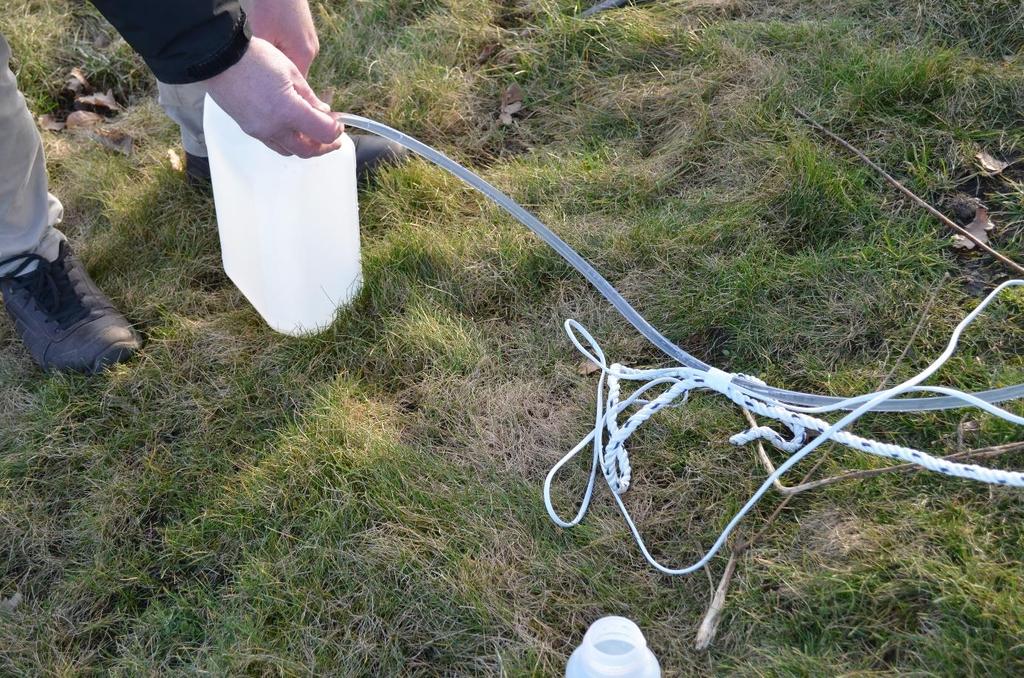 Figur 24. 5-litersdunk som fylls på med dräneringsvatten under provtagningen av mikroplaster på Kviberg 5 (Johansson, 2019).