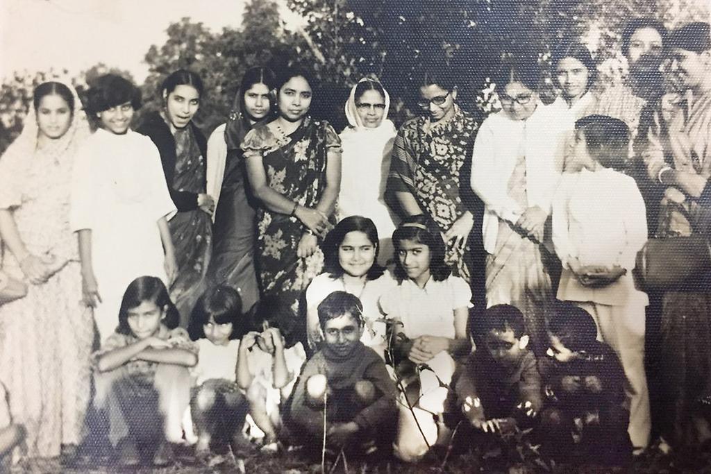 Frihetskriget i Bangladesh Haji Tanje Ali Mia, Selinas farfar ovan, cirka 1965. Till höger en bild från en picknick med familj och vänner i slutet av 1970-talet.