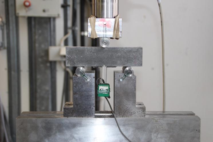 3.4.2 Flexural testing The three-point bending tests were performed on three prisms for each fibre content at three and 28 days.