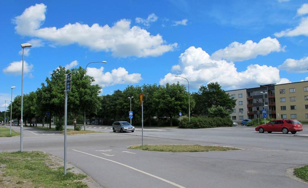 norrifrån. Längs Vattholmavägens västra sida, i Kapellgärdet, har under de senaste 15 åren en ny kvartersbebyggelse med bostäder utvecklats.