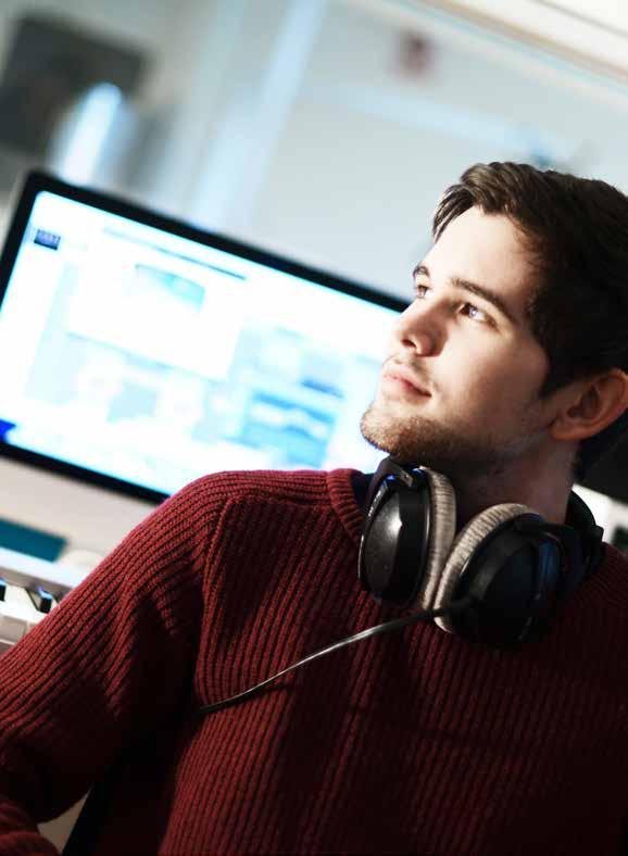 Jag valde att läsa fördjupningskurser inom just musikproduktion och under studietiden satt jag mycket på egen hand med skolans utrustning.