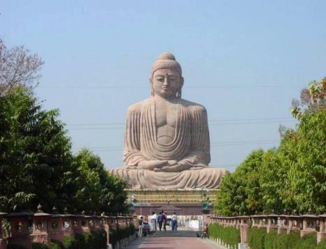 DAG 08. 21/4 BODHGAYA Bodh Gaya är den plats där Siddharta mediterade under ett Bodhi-träd, där Buddha kom till insikt, och där han blev upplyst.