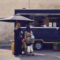 Provate le aringhe fritte con purè di patate del food truck Strömmingsluckan o la focaccia al tofu asiatica del food truck hipster Jinx. Per il caffè, potete provare da Matteo.