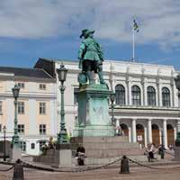 PASSEGGIATA NELLA STORIA EDIFICI DI 400 ANNI E PERLE MODERNISTE LA NASCITA DI GÖTEBORG Re Gustavo Adolfo fondò Göteborg nel 1621.