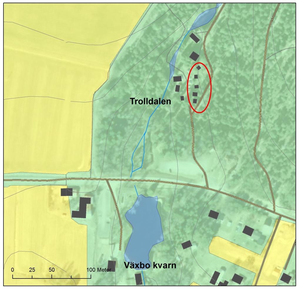 Figur 1. Trolldalen i Växbo. De fem aktuella förrådsbyggnaderna är inringade.