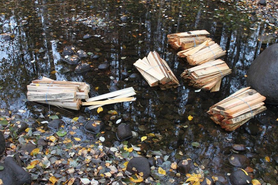 Då späntat spån bygger mer på höjden än hyvlat spån, har det varit nödvändigt att höja upp vindskivorna på vissa bodar.