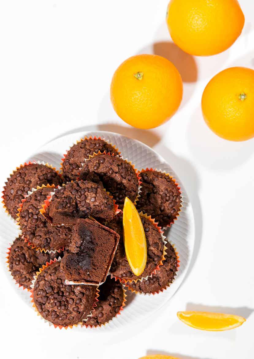 Krämiga choklad & appelsinmuffins 1030 gr 1020 gr 700 gr 50 gr 360 gr 950 gr 15 gr 1030 gr 100 gr Smör Strösocker Demerarasocker Vanilj naturlig arom* Kakao Vetemjöl Salt Ägg Apelsin naturlig arom*