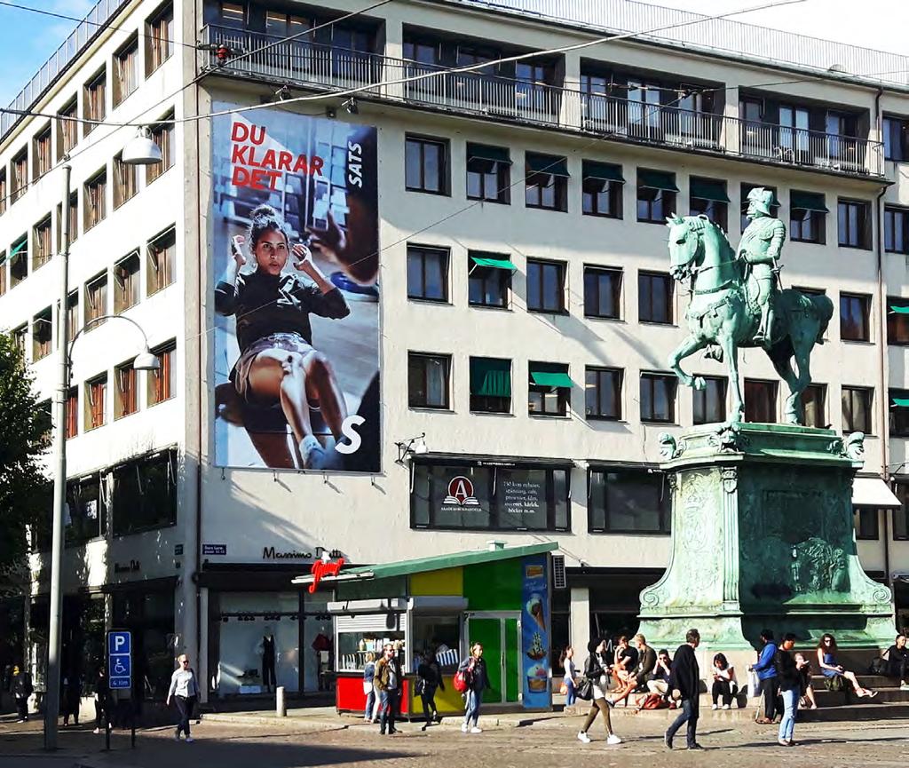 Optimal placering mitt på Kungsportsplatsen, mittemot buss- och spårvagnsterminalen på torget. Synlig från Östrahamngatan, Kungstorget samt Kungsportsbron.