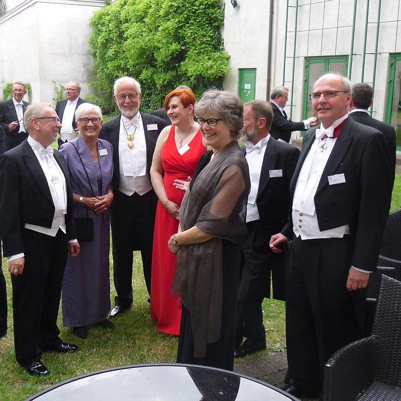 I bakgrunden Jukka Karhunen. Damen till vänster är maka till en norsk broder.