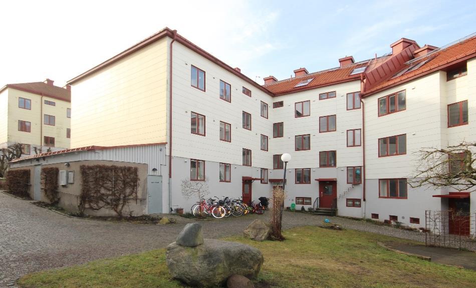 Den nedre gården är mindre och har en