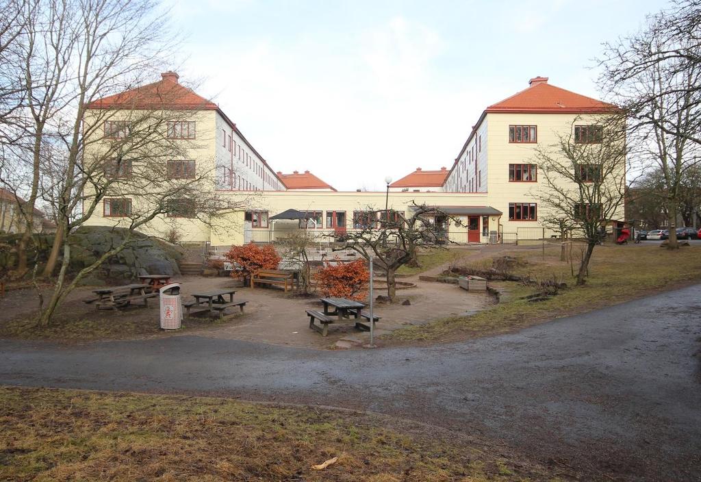 Mot söder är byggnaderna Paradisgatan 27 och 29