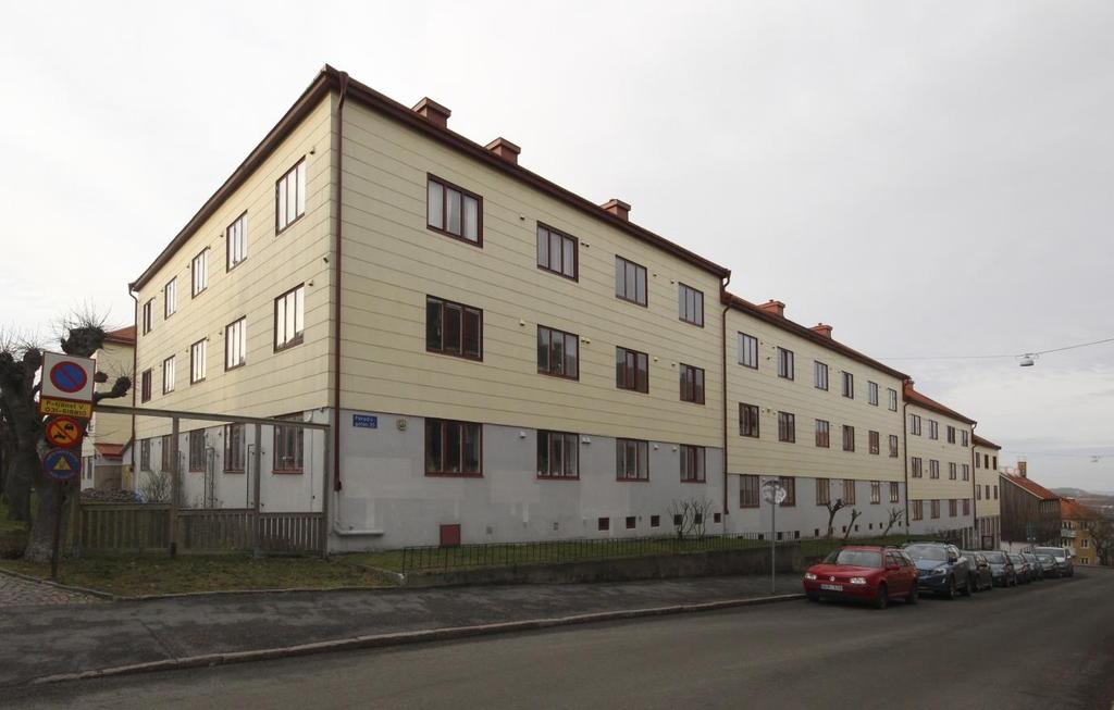 BESKRIVNING Kvarteret Betel består av tre enhetliga byggnadskroppar som tillsammans bildar två större oregelbundna gårdsrum samt en mellanliggande platsbildning som sammanknyter gårdarna.