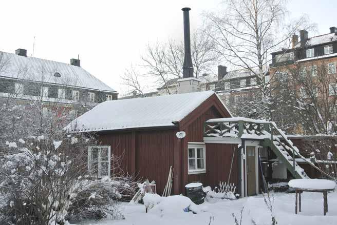 DEN LILLA STUGAN MED SIN RÖDFÄRGADE PANEL, INKLÄDDA FÖRSTUKVIST, HÖGA SKORSTEN OCH STORA TRÄDGÅRD ÄR ETT KARAKTERISTISKT INSLAG BLAND ÅSÖBERGETS BEBYGGELSE. FOTO J. MALMBERG. varv på platsen.