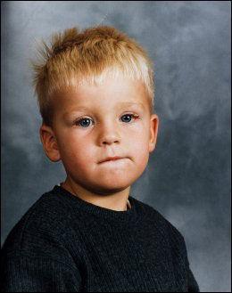 Christoffer Kihle Gjerstad Dog 2 februari, 2005, 8 år gammal Styvfader dömt för dråp, 8 år Biologisk mor dömd för passiv medverkan till dråp, 1,5 år + fråntagen