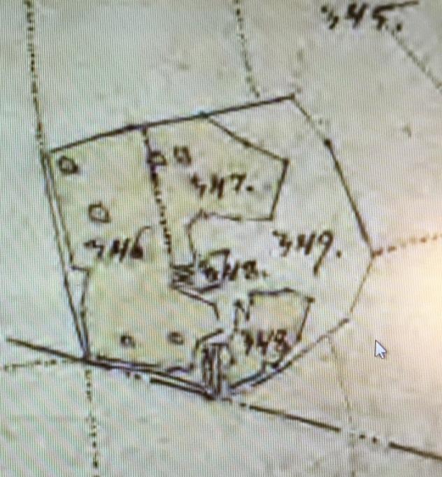 Bild: Järnsmedslund, urklipp från karta 1839 med det lilla huset i mitten och ladugård nedanför. Se kryssmarkerade rektanglar.
