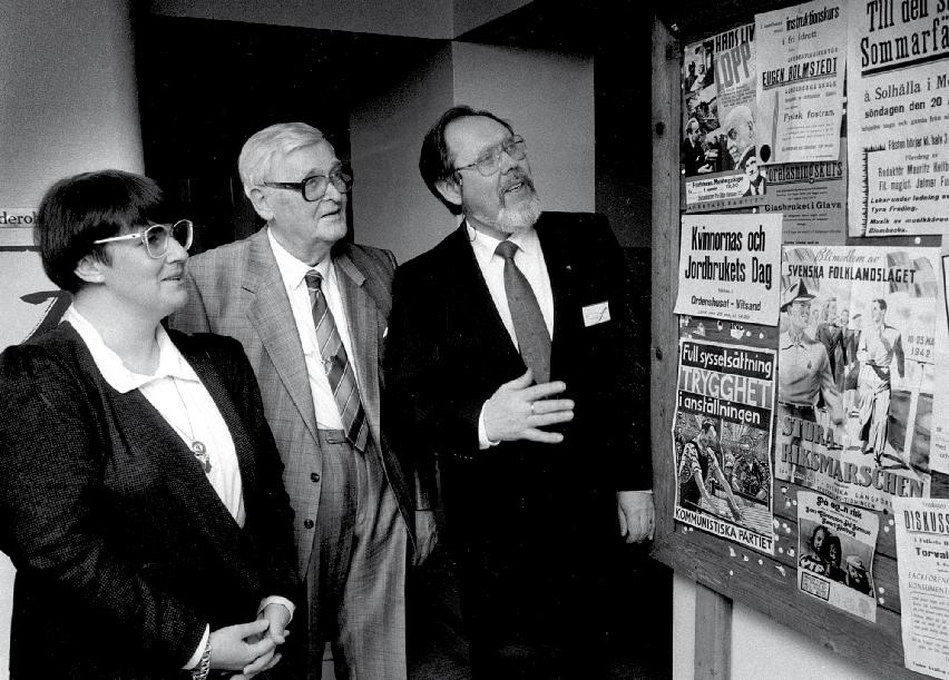 I mitten ses arkivets nestor och mångårige ordförande Malte Eurenius flankerad av dåvarande kommunalrådet Birgitta Gauffin och arkivordföranden Erland Bergqvist vid arkivets 40-årsjubileum 1989.