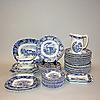 diameter 20,5 cm Assietter, 12 st. diameter 18,2 cm. Kanna, 1 st. höjd 18,5 cm.