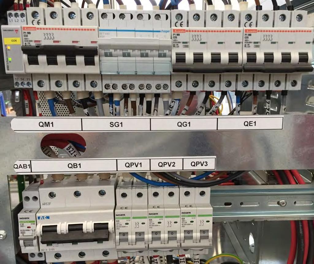 Positionnez les interrupteurs dans le tableau électrique du système de stockage, comme indiqué dans la figure suivante.