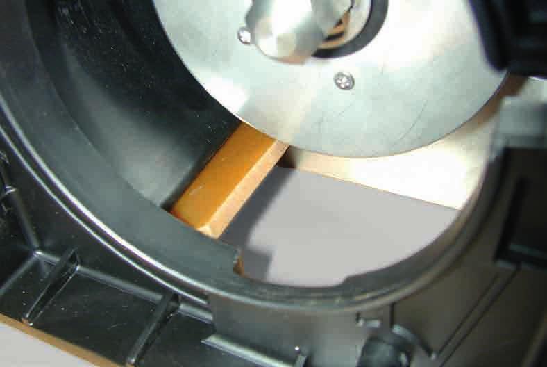 Vervanging rotor bij volle tank zonder afsluitschuif Afdichtlip instellen OPMERKING Een defecte afdichtlip of een verkeerd gemonteerde steunplaat veroorzaakt een foutieve zaaidosering.