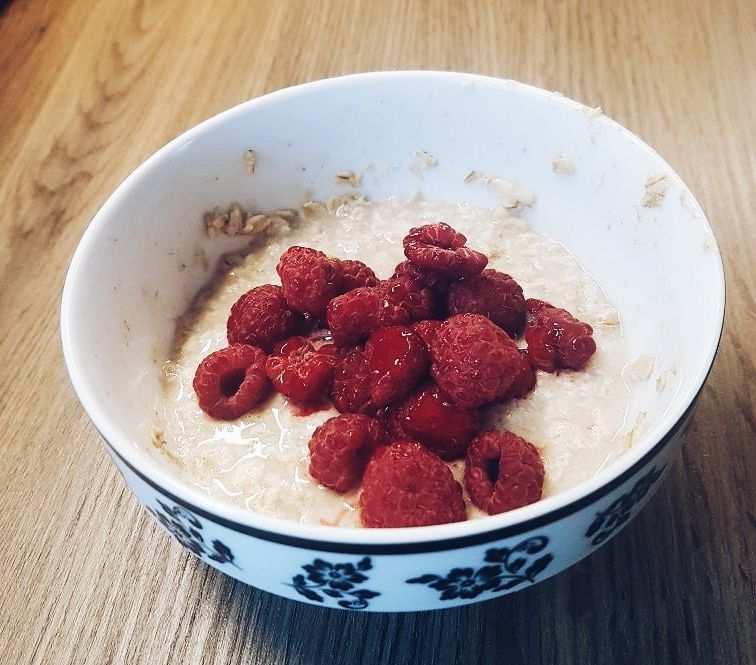 Overnight oats Bas: 1 dl havregryn 1 msk chia frön Ca 1,5 dl valfri mjölk En nypa salt Valfri smaksättning: Mosa en halv banan, klipp en dadel, aprikos eller ha i russin, krydda med kanel och