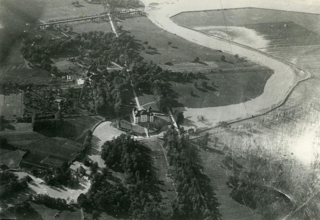 2. Strömsholms slott med park ligger i ett öppet odlingslandskap med Mälaren i söder och Kolbäcksån ringlandes genom landskapet. Flygbild från 1930. Foto: III Flygkåren, Västmanlands läns museum.