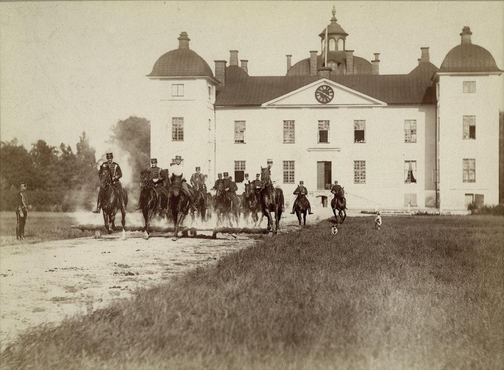 Under 1800-talet minskade Strömsholms slotts betydelse som kunglig bostad. År 1868 beslöts att Arméns rid- och körskola skulle inrättas på platsen och även disponera lokaler i slottet.