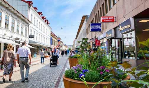 I Uddevalla bistår vi med företagslots, som hjälper dig som har eller vill starta ett företag att hitta rätt i den kommunala verksamheten. Kungsgatan har snyggats upp.