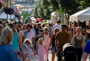 Runt lantgården leder en rullstols- och barnvagnsvänlig stig och i en skogsdunge finns en uppskattad gunga i form av ett stort päron.