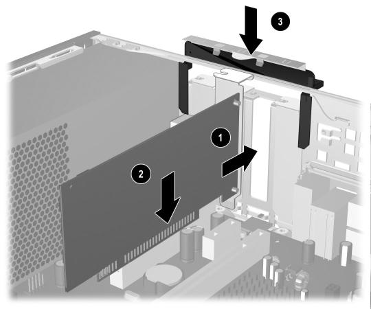 7. Installera expansionskortet genom att försiktigt placera det under täckplåtens låshake 1 och därefter trycka fast expansionskortet ordentligt i kontakten 2.