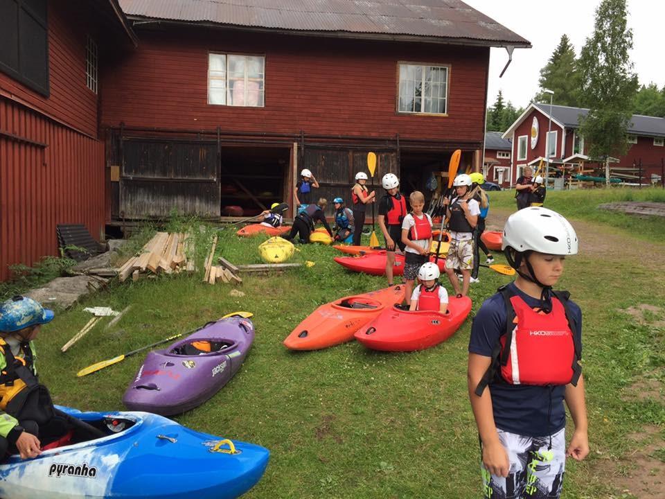 All annan utrustning får du låna på plats. I år kommer vi att prova på båda kajak och sup-bräda Onsdag 3 juli Kl. 9.30-16.