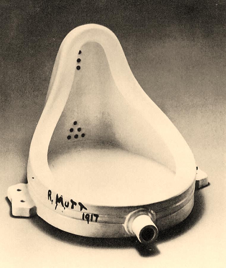 (mynd 1. Fountain : Duchamp) Mjög gott dæmi um essa kenningu er verki Gosbrunnnur eftir Marcel Duchamp.