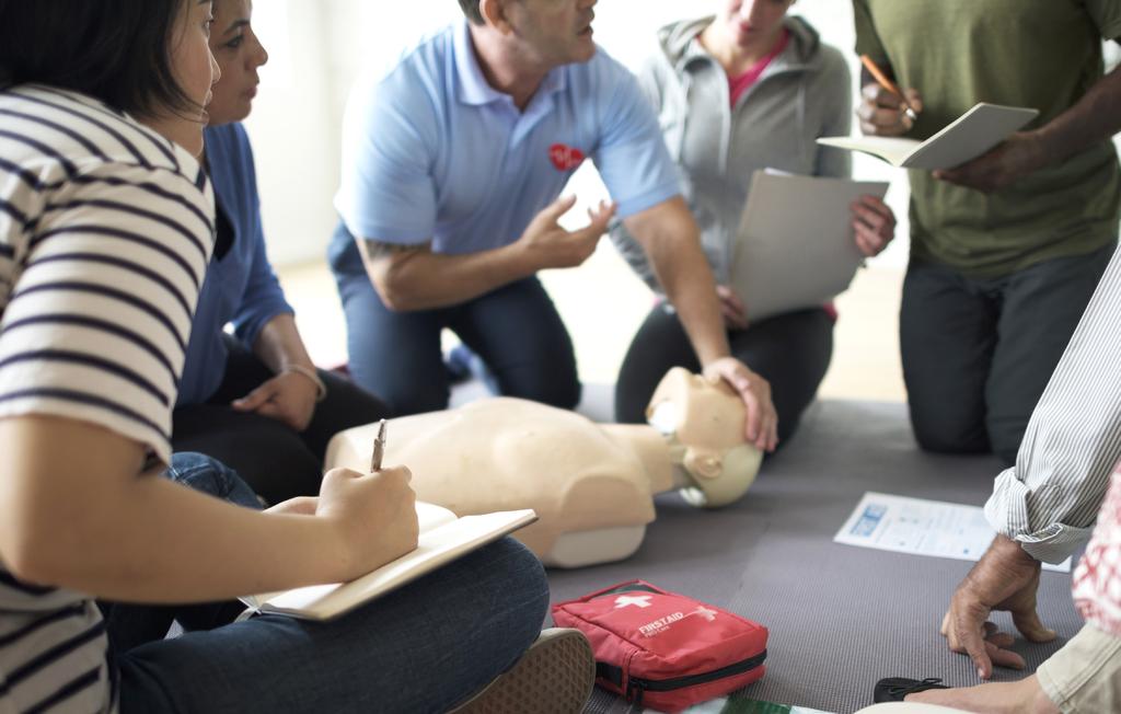 HLR-utbildningar Grundutbildning i vuxen-hlr Hjärt- och lungräddning handlar om att hålla en person vid liv tills ambulans är på plats.