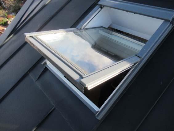 Sida 19 av 31 10. Option 2: Översyn av takfönster och byte av rötskadade fönster Bakgrund Samtliga vindslägenheter är försedda med öppningsbara pivothängda takfönster i fabrikat Velux.