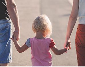 Samarbete - kärnan i familjecentralen Vi vill samarbeta, vi vill börja mycket tidigt i barnens liv och vi vill förbättra hälsan genom att ge barnfamiljerna en mötesplats. Vi vill utveckla god service.