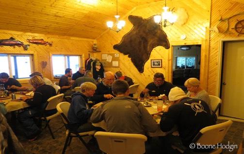 I Valdez finns en fin möjlighet aj besöka Solomon Gulch Hatchery där du kan få se både björnar, sjölejon och örnar som kalasar på lax.