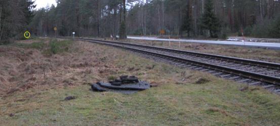 Figur 6 Bild tagen vid plankorsningen 5 meter från närmsta räl, gul markering siktsträcka, 222 meter. Källa: Trafikverket.