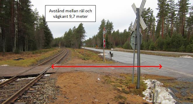 Avståndet mellan räl och vägkant är 9,7 meter. Vägen är enskild väg (varken statlig eller kommunal). Figur 7 Källa: Transdev. 3.