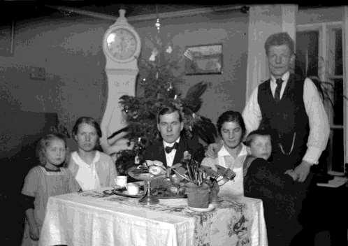 Flyttade i januari 1897 till Gellivari. Återkommer sommaren 1900 till Sala. Bosätter sig i St. Stampers. Flyttar senare till Dyltabruk.