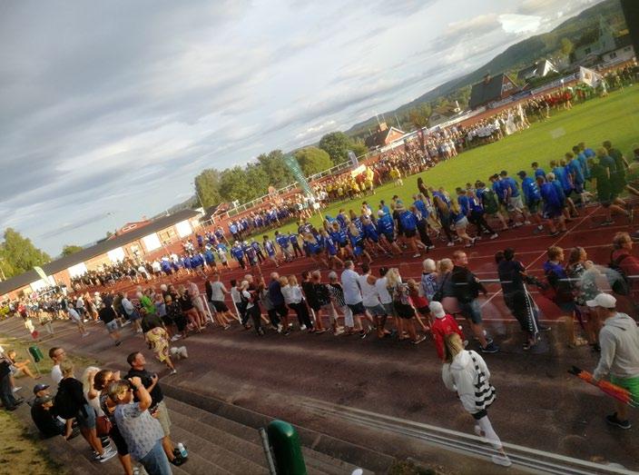 Omkring kl 20:20, direkt efter invigningen, festlig parad ner till Torsby centrum där lagen presenteras av speaker.