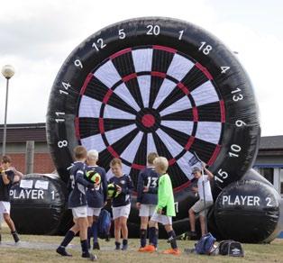 Lördag kväll: Massor av a Bumperball, fotbollsdart och disco.